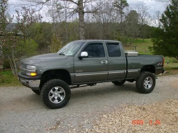 2001 Chevrolet Silverado garage profile 2001 Chevrolet Silverado owned by atm7816 — similar build on CarCultureHQ